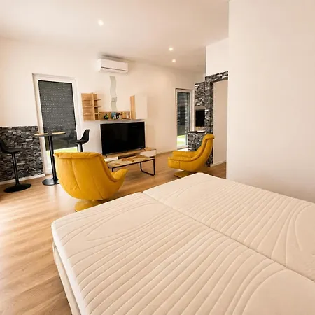 Luxus Lakopark Апартаменты Гардонь